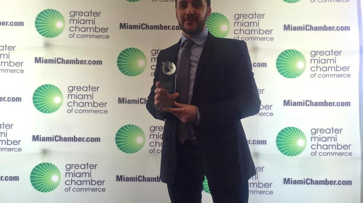 Ismael El-Qudsi, director ejecutivo de SocialPubli.com, tras recibir el premio International Business Leadership Award de 2016 en la categoría Mejor Nuevo Negocio.