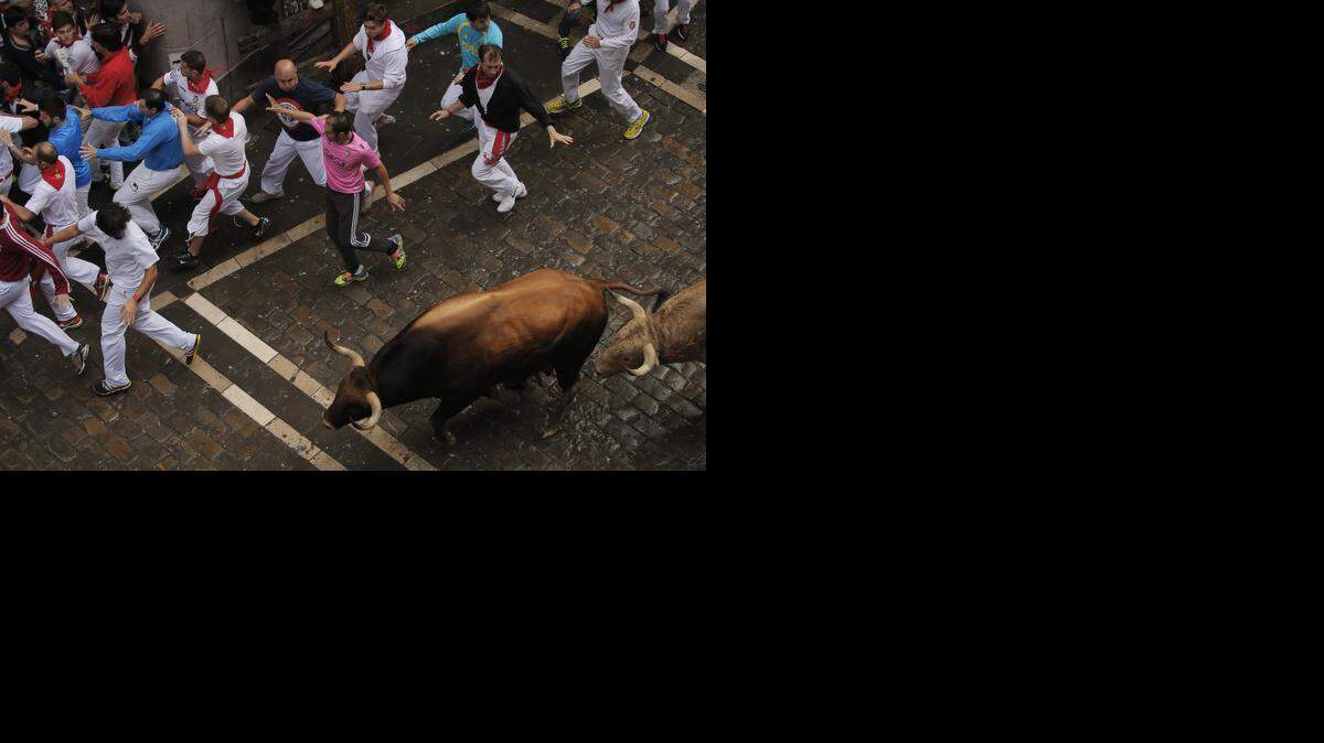 
España y Portugal atraen, y atraen millones de turistas al año, con su historia, sus riquísimas tradiciones, la cocina espectacular de ambas naciones, el ambiente distendido y vital a la vez. En la foto, la escapada de los toros en San Fermín.
