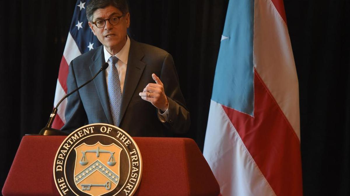 El secretario del Tesoro de Estados Unidos, Jacob Lew, habla en una conferencia de prensa el miércoles en el hotel Vanderbilt de San Juan.