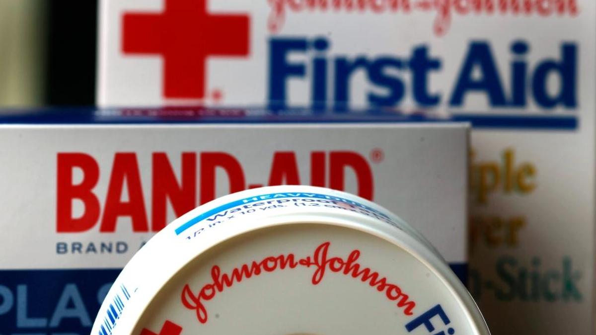 Productos de la empresa Johnson & Johnson son exhibidos en Orlando. La compañía anunció el martes sus resultados financieros.