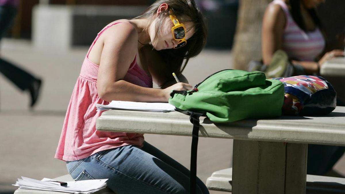 La educación universitaria de los hijos y su costo se encuentran en los primeros puestos de la lista de preocupaciones de los padres en Estados Unidos.