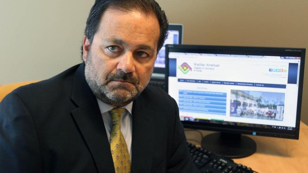
Eduardo C. Santos, tesorero y director de la Brazilian-American Chamber of Commerce of Florida (BACCF), y director de políticas para Latinoamérica y el Caribe de MasterCard, en su oficina de Brickell.
