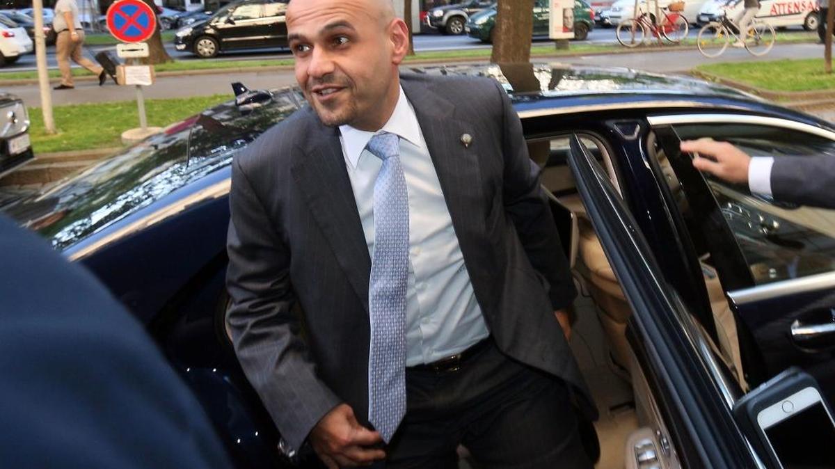 El ministro encargado de Petróleo d Kuwait, Anas Khaled Al-Saleh, arriba el martes a un hotel en Viena, ciudad donde se realizará una reunión de la OPEP el jueves.