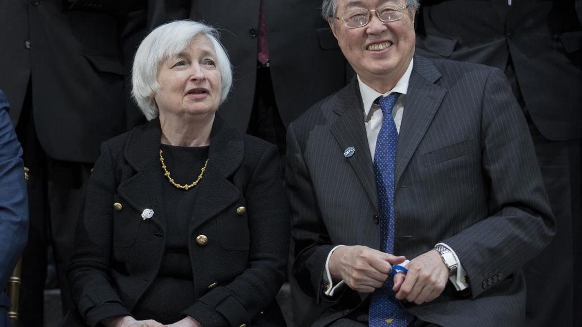 Janet Yellen, presidenta de la Reserva Federal, habla con el gobernador del Banco de China, Zhou Xiaochuan, hace dos semanas en una reunión del Fondo Monetario Internacional, en Washington.