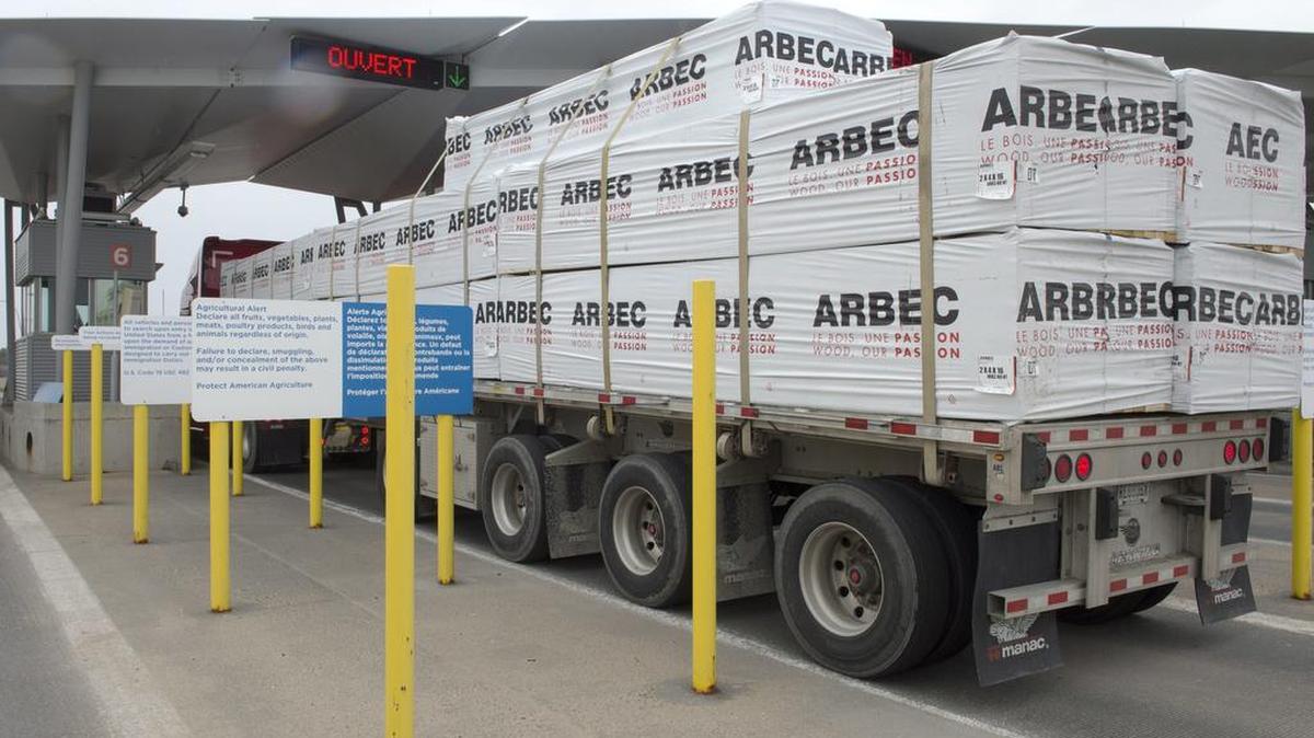 Un vehículo transportando madera pasa un punto de aduanas en Nueva York, el martes.