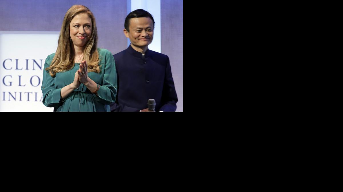
El fundador del grupo chino Alibaba, uno de los mayores conglomerados mundiales de comercio electrónico, Jack Ma y la vicepresidenta de la Fundación Bill Clinton, Chelsea Clinton, en el foro 'Lo que realmente importa' en Nueva York el martes
