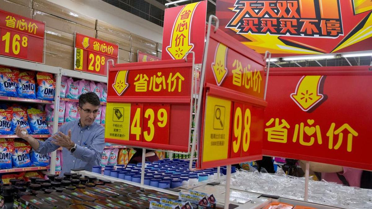 Sean Clarke, director ejecutivo de la operación de Wal-Mart en China, , da un tour por esa tienda en Shenzhen, China, en el 2015.