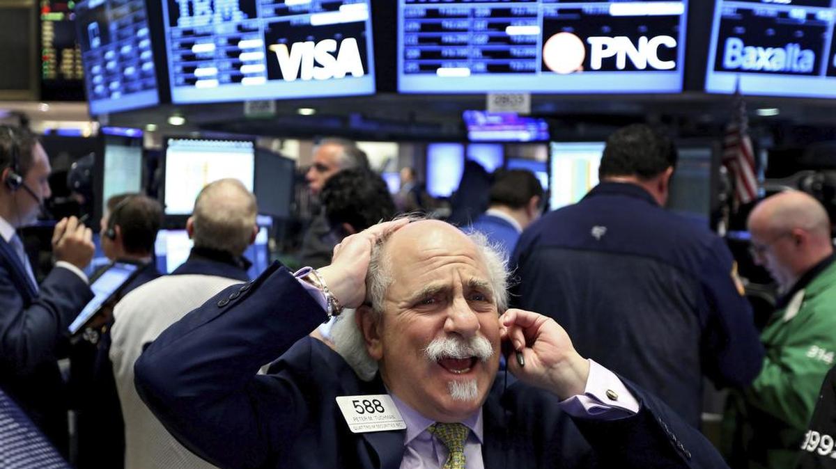 Agentes de cambio y bolsa trabajan en el parqué de Nueva York, Estados Unidos, hoy 20 de enero de 2016. Wall Street abrió hoy con fuertes pérdidas y el Dow Jones de Industriales, su principal indicador, bajaba un 1,91 % arrastrado por una nueva caída del petróleo en los mercados internacionales.