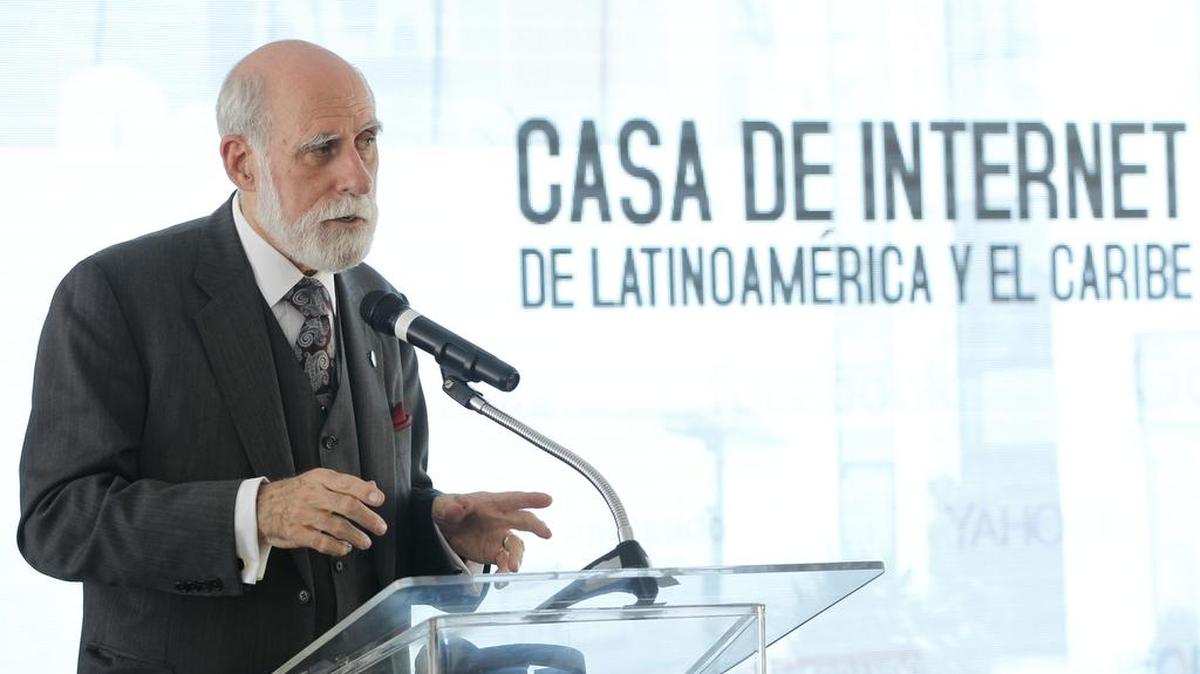 El vicepresidente de Google, Vinton Cerf, habla, el jueves, donde diserta sobre su visión acerca del futuro de la red, sus desafíos y sus oportunidades, en la Casa del Internet de América Latina y el Caribe en Montevideo, Uruguay.