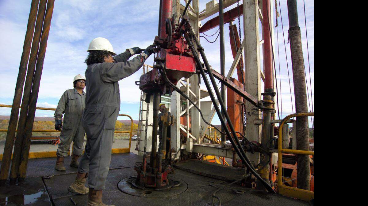 
Las petroleras pueden ser algunas de las empresas más afectadas por la depreciación cambiaria de las monedas de los países latinoamericanos frente al dólar.
