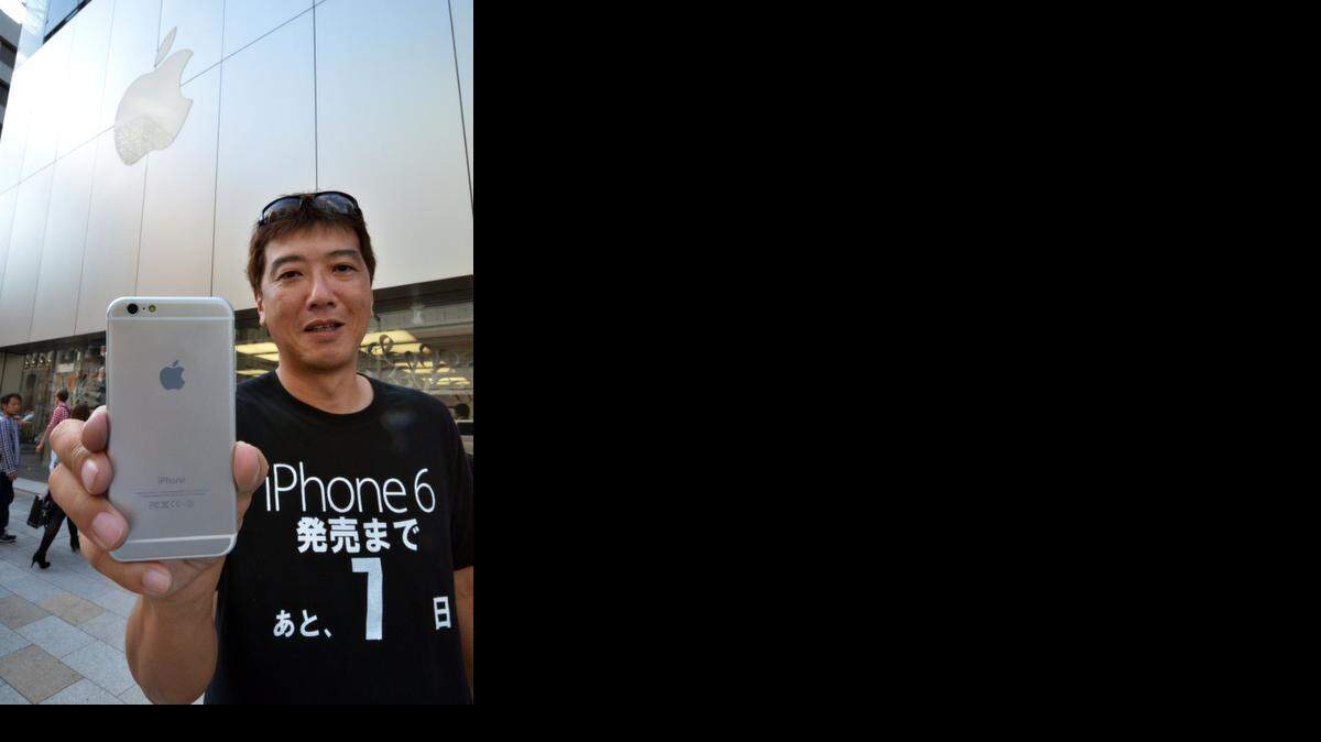 
El cliente de Apple Tetsuya Tamura muestra el iPhone 6 en Tokio, tras una fila de 7 días para poder adquirir el equipo de Apple.


