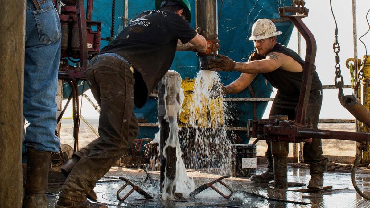 Trabajadores petroleros en una plataforma fuera de Midland, Texas. El presidente Donald Trump dijo que Estados Unidos tiene 1.5 veces más la cantidad de petróleo que combinaron las naciones de la OPEP.