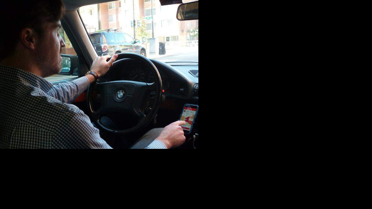 <cutline_leadin>Plater-Zyberk</cutline_leadin>, que conduce un BMW de 1992 por las calles de Washington, es uno de los 5,000 “contratistas independientes” de la firma.