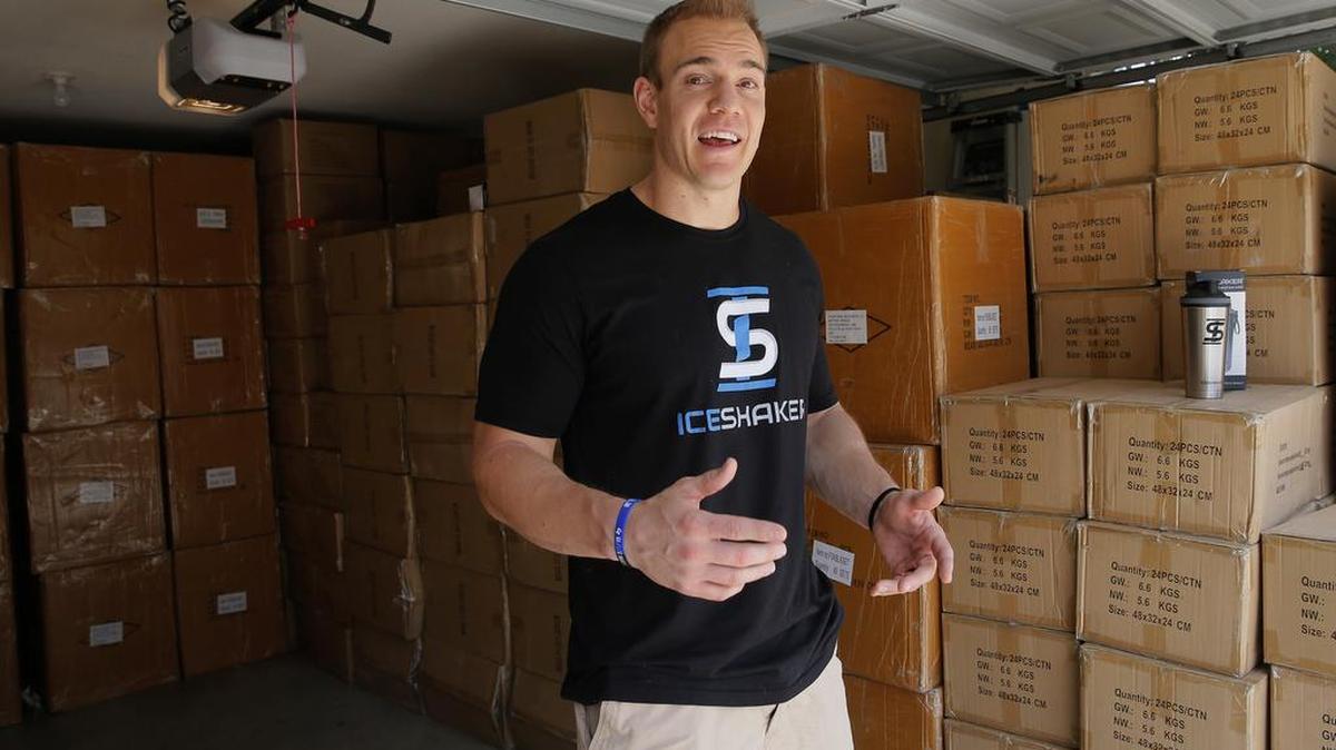 Chris Gronkowski habla sobre el Ice Shaker, el producto de su creación que es la base de su empresa en Colleyville, Texas.