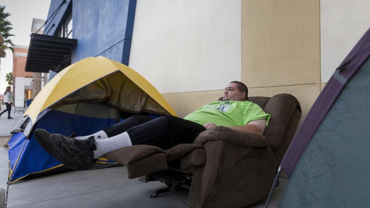 Cameron Miller acampa frente a una tienda Best Buy en Apple Valley, California, desde el martes, en espera del inicio de las ventas del Viernes Negro.