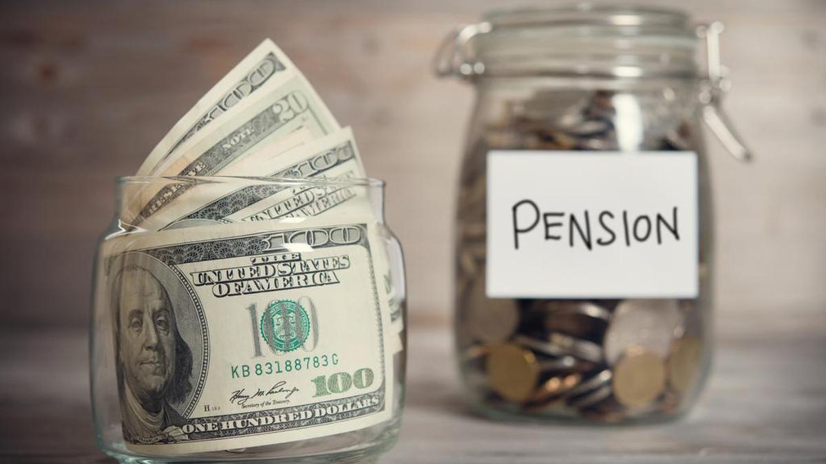 
¿Le gustaría jubilarse antes de la edad oficial? Usted tiene dos opciones: achicar sus gastos o incrementar sus ahorros para la jubilación. Mejor aún, haga ambas cosas.
