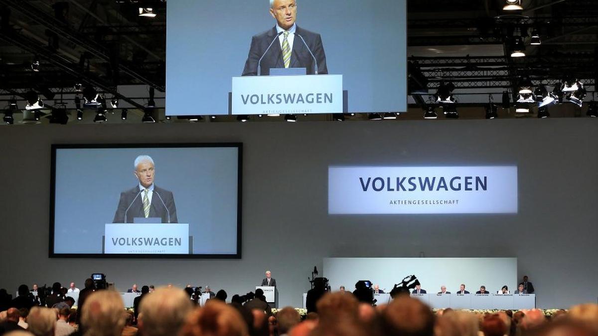 Matthias Mueller, director ejecutivo de Volkswagen AG, habla el miércoles a accionistas de esa empresa durante una reunión anual en Hannover, Alemania.