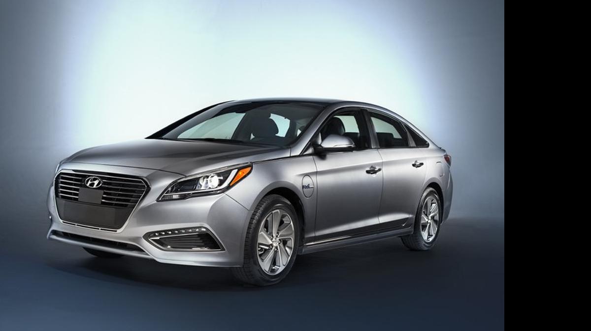 
El Hyundai sonata plug-in híbrido para el 2016 es un auto tecnológicamente atrevido, un avance de lo que se está cocinando en la industria.
