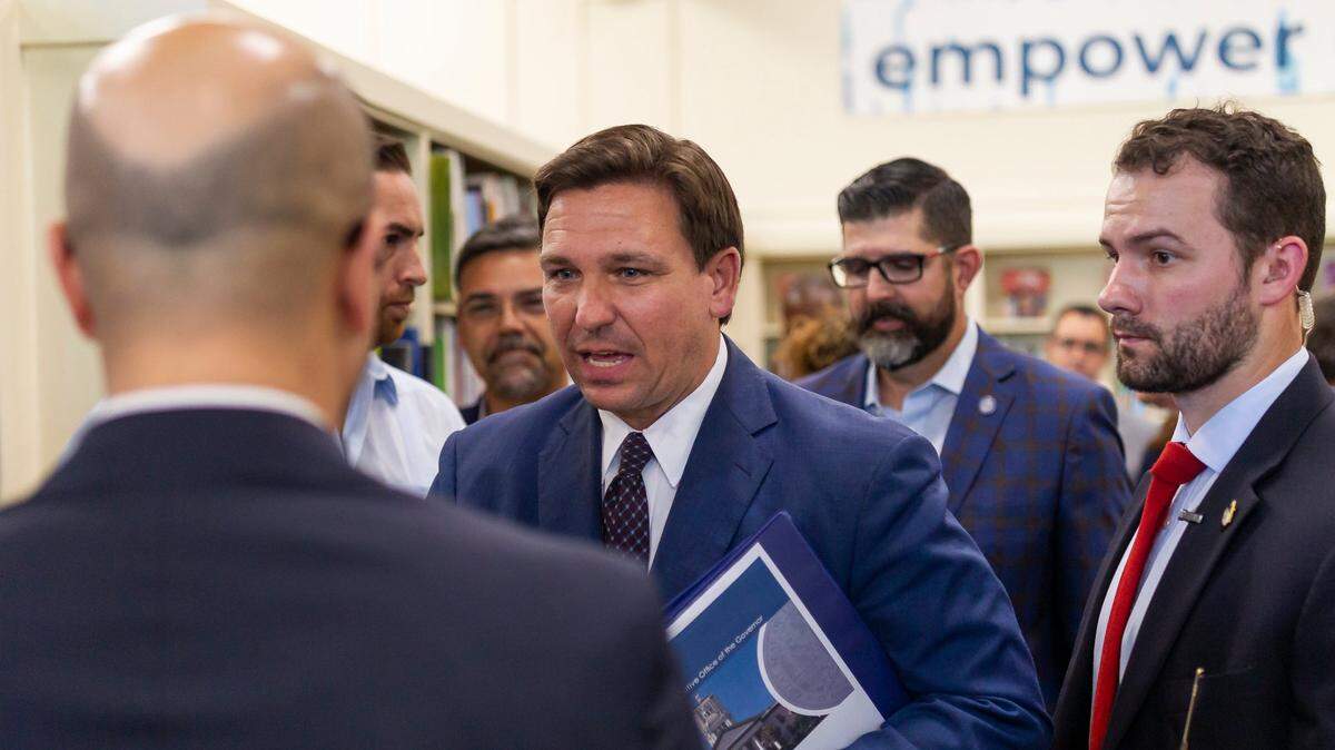 El gobernador de la Florida, Ron DeSantis, termina una conferencia de prensa después de firmar leyes sobre programas de educación infantil en el estado, el martes 4 de mayo de 2021 en West Miami Middle School en Miami.