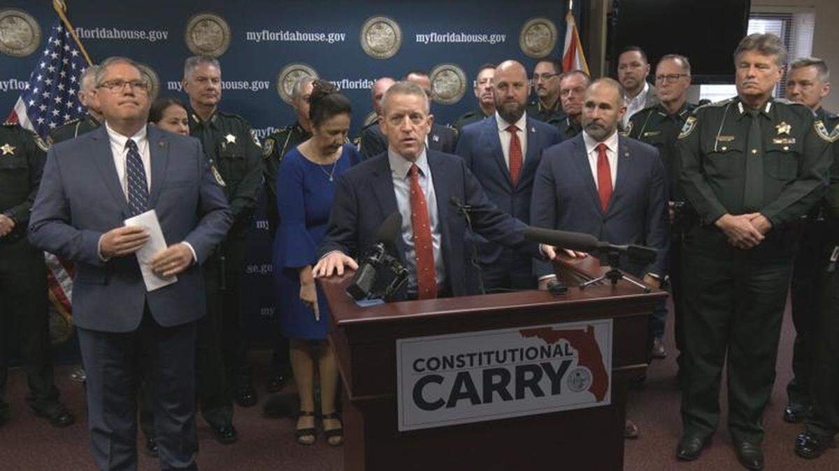 El presidente de la Cámara de Representantes de Florida, Paul Renner, anuncia una propuesta que permitiría a las personas portar armas de fuego sin necesidad de un permiso durante una conferencia de prensa en Auburndale, Florida, el lunes 30 de enero de 2023.