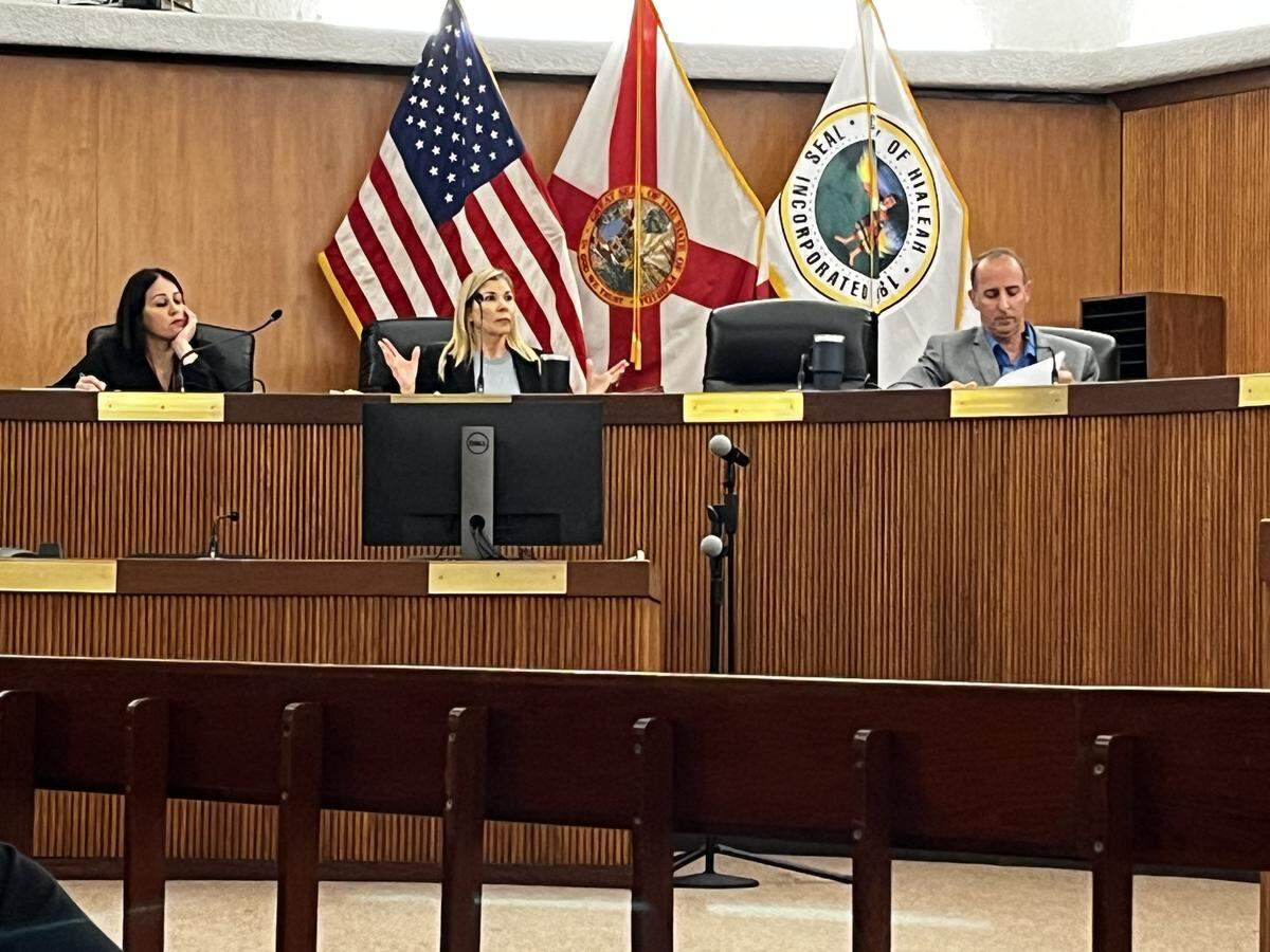 Ruth Rubí, directora de Finanzas de Hialeah, junto con Timothy Benjamin, auditor interno de la ciudad y Elsa Jaramillo-Velez, directora de Recursos Humanos, aseguró al sindicato de bomberos que la ciudad tiene un hueco financiero 19 millones de dólares y no está en capacidad de cumplir todas sus solicitudes en el contrato sindical