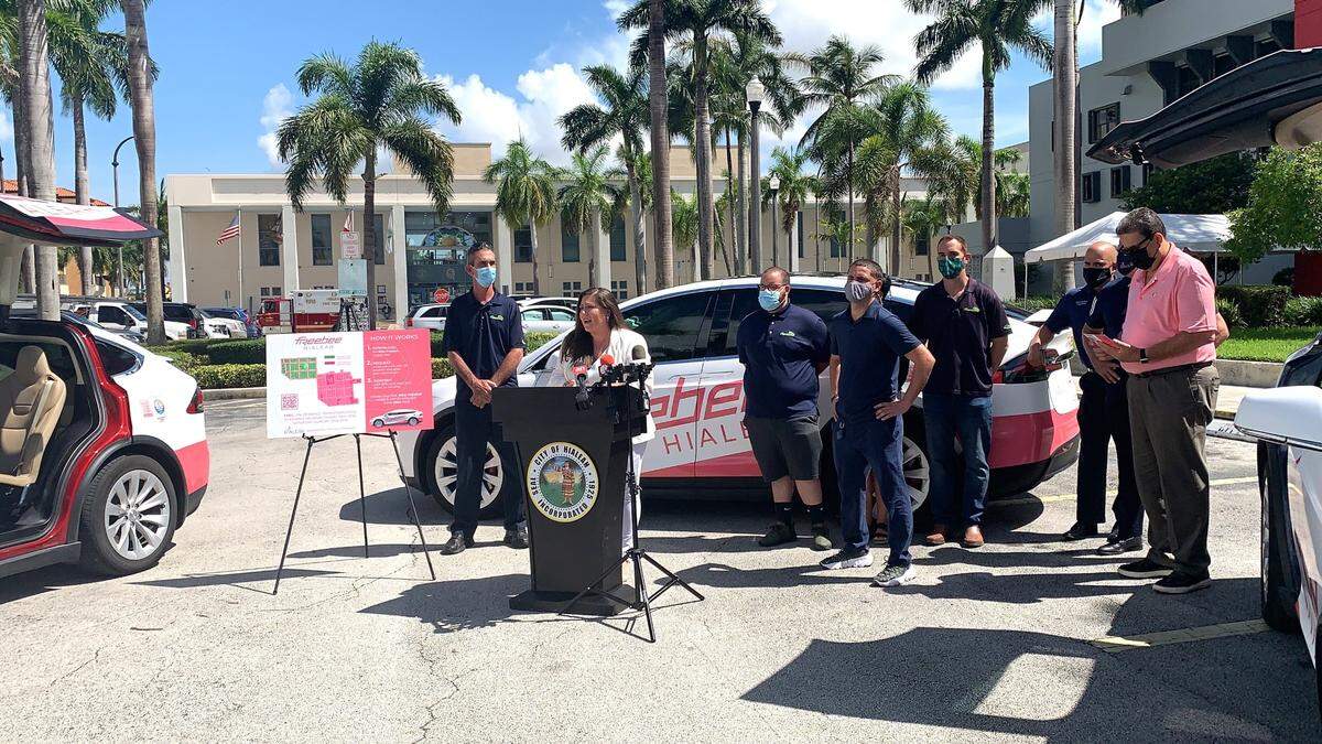 En 2021, la entonces vicepresidenta del Concejo de Hialeah, Mónica Pérez, hoy presidenta anunciaba la llegada de tres vehículos eléctricos Tesla para ofrecer un servicio de transporte público y gratuito en esa ciudad. Actualmente se han sumado dos nuevos autos al servicio