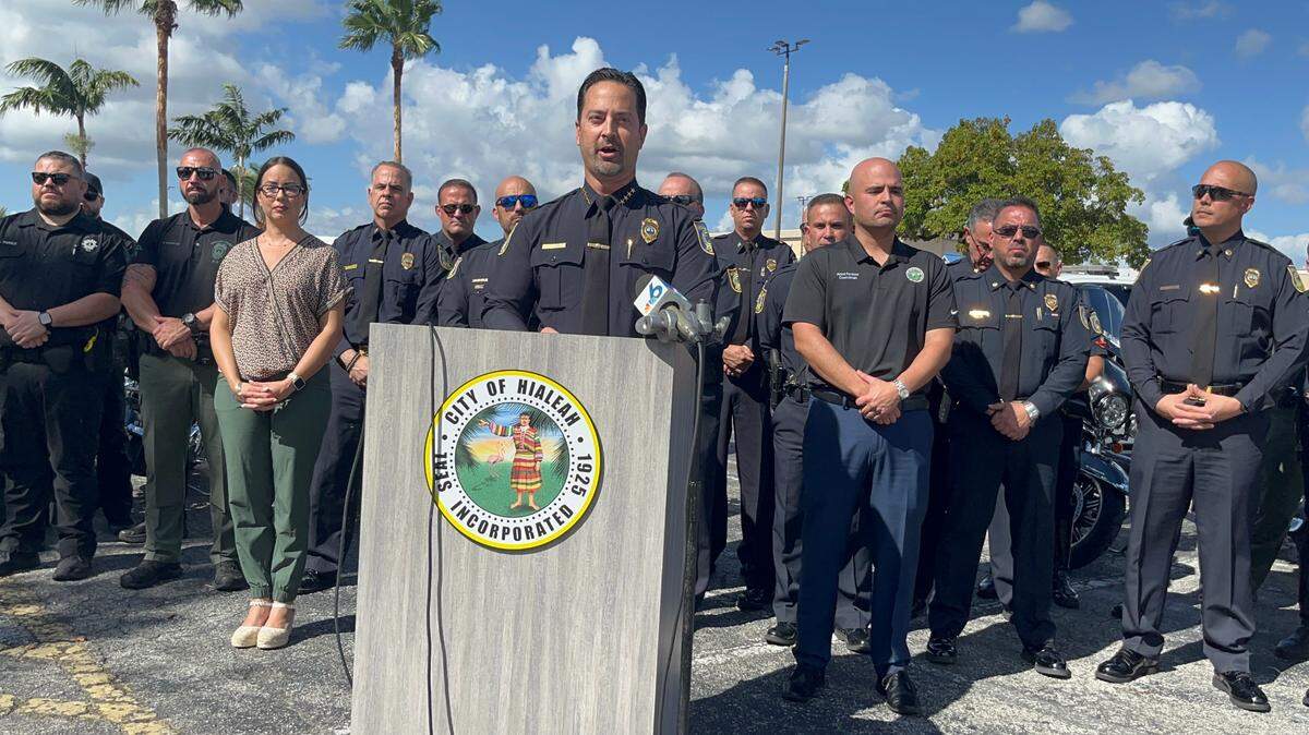 Jefe del Departamento de Policía de Hialeah, George Fuente, durante iniciativa de seguridad pública anual. El alcalde Esteban Bovo Jr. estuvo ausente, pero en representación del Gobierno estaban el presidente del concejo, Jesús Tundidor, y la vicepresidente, Jacqueline García-Roves. Detrás Oficiales de policía que reforzarán la seguridad de la ciudad durante la temporada de fiestas navideñas posan junto