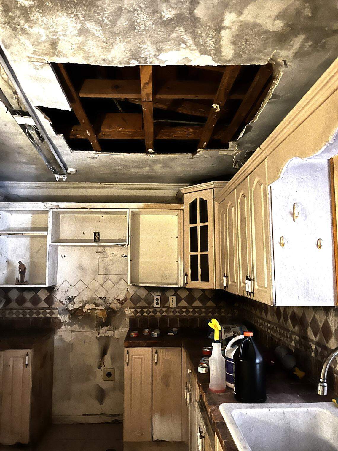 La vivienda de Juan Balbastro, de 65 años, está inhabitable por muchos daños en su estructura, desde la plomería, y el techo hasta la electricidad. En 2019 solicitó ayuda a la ciudad, que le aprobó las reparaciones pero cuatro años después aún no han comenzado. Recientemente con las lluvias parcialmente el techo de la cocina colapsó, empeorando los daños de la casa