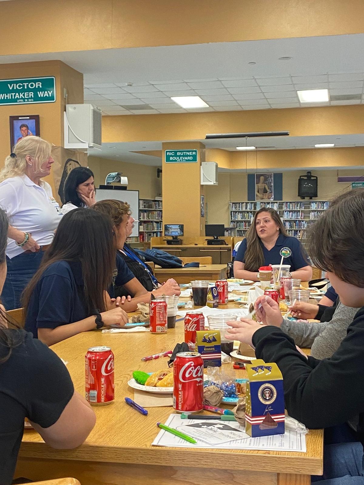 Mesa redonda organizada por la concejal Mónica Pérez en la escuela secundaria de Hialeah High, en donde los jóvenes expresaron los problemas con los vaper dentro de su comunidad