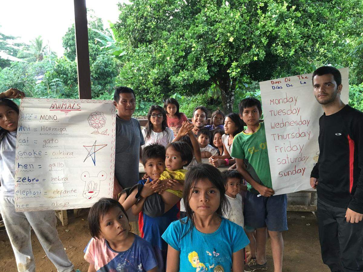 Elías Montes de Oca, estuvo en el 2017 en la Amazonía ecuatoriana, en la provincia de Pastaza, enseñando inglés durante cuatro meses a la comunidad Pítiur, como parte de la organización sin fines de lucro Con Pasión Internacional