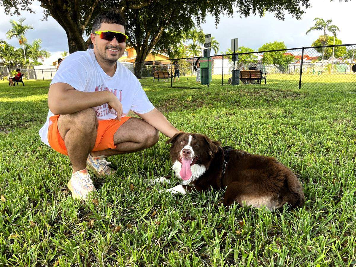 Gabriel Landrove salió con su Australian Shepherd, de 10 meses, Puma, a conocer el recién inaugurado primer parque de perros de Hialeah, ubicado en Goodlet Park