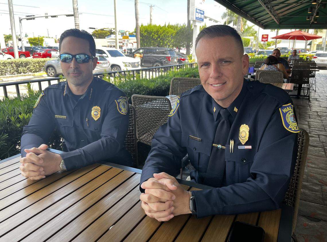 George Fuente, jefe de la Policía de Hialeah y Jorge Llanes, Comandante de Policía y Director de la División de Comunicaciones del 911, en entrevista con el Nuevo Herald en Latin Café de la West 49th St de Hialeah sobre las llamadas abandonas en el centro de emergencia. Hialeah, FL 16 de mayo de 2023