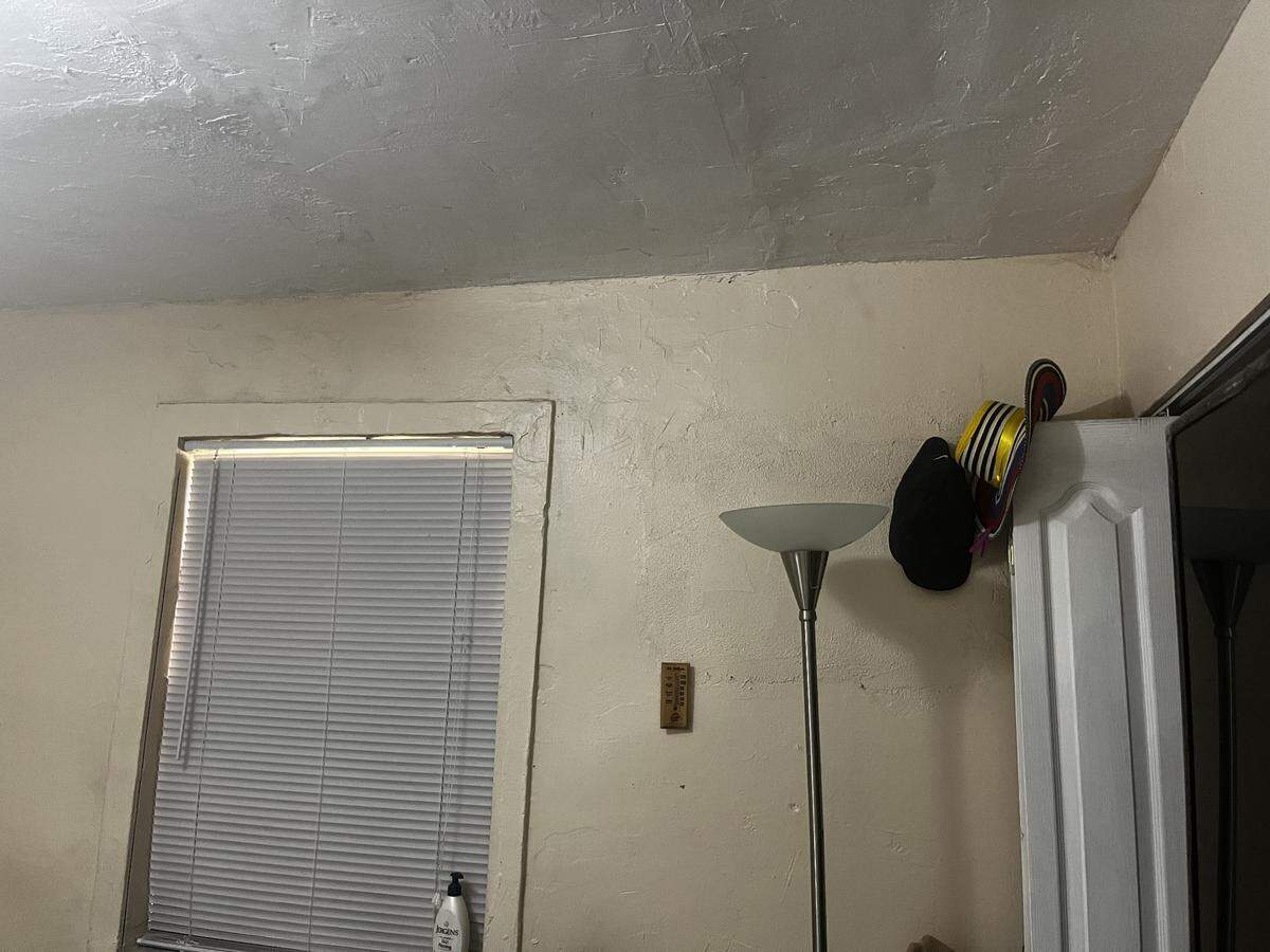 Abraham Cárdenas, uno de los inquilinos del edificio 158 West 6th St informó que en su unidad ha habido desperfectos en el techo pero no ha tenido impacto que afecta su seguridad, que motive el desalojo de la propiedad