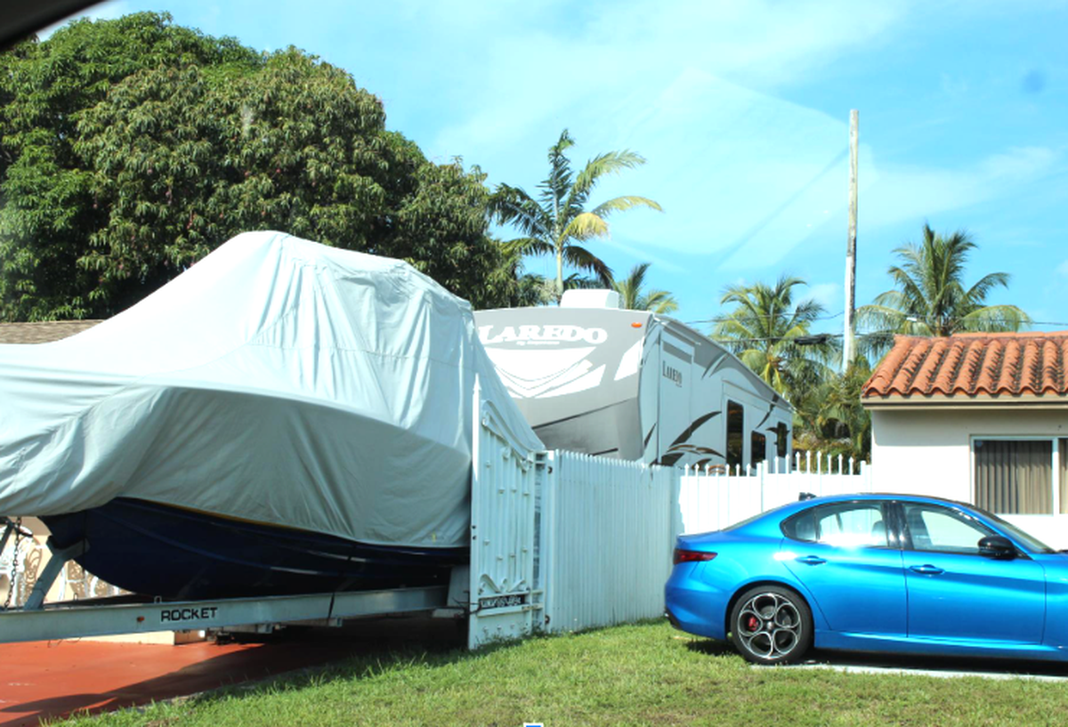 Fotografía de las violaciones al código de la Ciudad de Hialeah sobre el uso de vehículos recreacionales entre los que se incluyen casas rodantes y botes. La ciudad busca limitarlos, para evitar el alquiler como vivienda alternativa