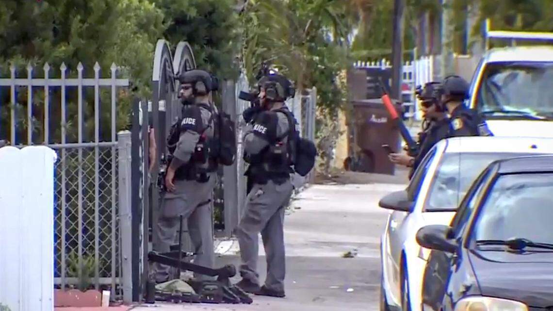 Equipo SWAT de Hialeah responde a un incidente con una persona atrincherada en una casa rodante ubicada al este de la ciudad. Las autoridades están en comunicación con el individuo para que se entregue.