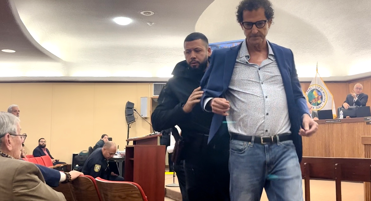 José Azze, residente de Hialeah fue expulsado por la policía del Ayuntamiento de la ciudad luego de que se negara a ceder el podio a otras personas, alegando que no le dejaban presentar cuatro fotografías que había enviado a la Secretaría Municipal el día anterior para intentar “salvar” el parque Three Friends que la ciduad intercambió por una casa, en beneficio de Navarro CVS