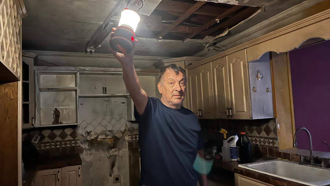 Juan Balbastro, de 65 años, solicitó a la Ciudad de Hialeah ayuda para reparar daños en su casa. Casi cuatro años después, la municipalidad no ha sido capaz de cumplir con las renovaciones. El sexagenario está en la calle, por momentos pasa ratos en la vivienda, que tiene el servicio eléctrico y el agua desconectados.