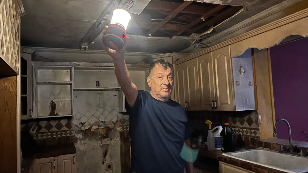 Juan Balbastro, de 65 años, solicitó a la Ciudad de Hialeah ayuda para reparar daños en su casa. Casi cuatro años después, la municipalidad no ha sido capaz de cumplir con las renovaciones. El sexagenario está en la calle, por momentos pasa ratos en la vivienda, que tiene el servicio eléctrico y el agua desconectados.