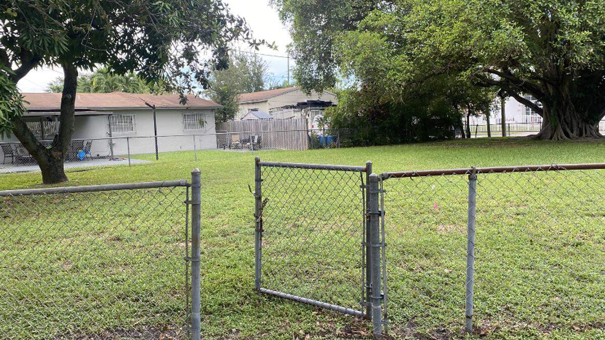 El parque Three Friends Park, propiedad pública de la ciudad de Hialeah, será intercambiado por una casa para permitir a la cadena de farmacias CVS construir un estacionamiento conjunto a su propiedad.
