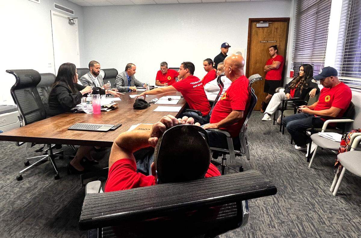 Miembros del sindicato de bomberos de Hialeah muestran su frustración ante un debate de 11 horas, luego de 12 meses de negociaciones con representantes de la ciudad, que finaliza en punto muerto