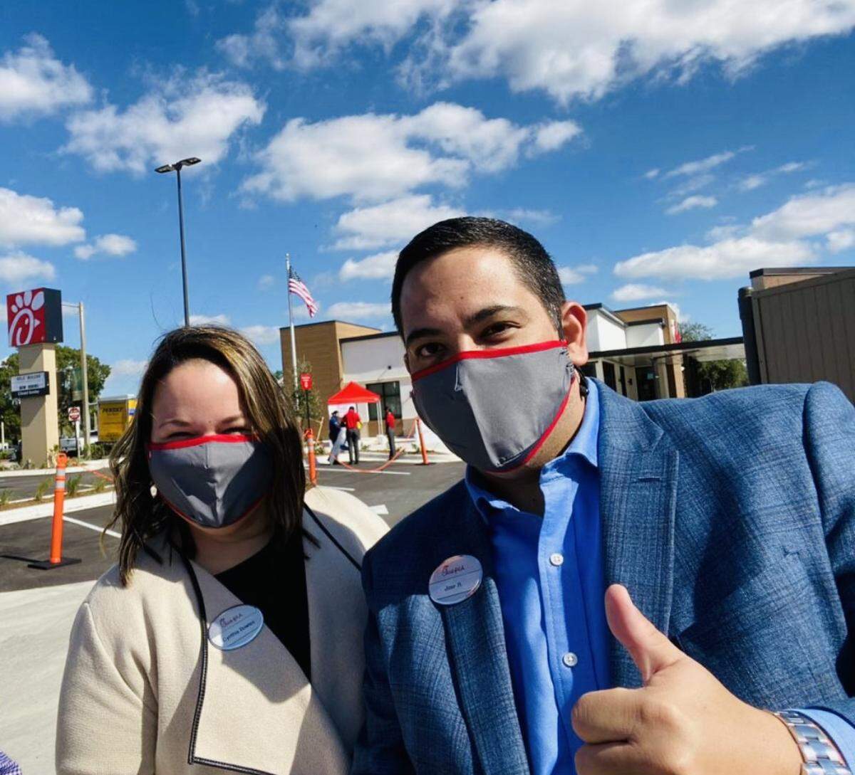 Hace tres años, específicamente el 3 de diciembre de 2020, en plena pandemia, abrió las puertas el primer Chick-fil-A en Hialeah, el único totalmente bilingüe del país. Sus dueños Cynthia y José Bowles recuerdan ese momento