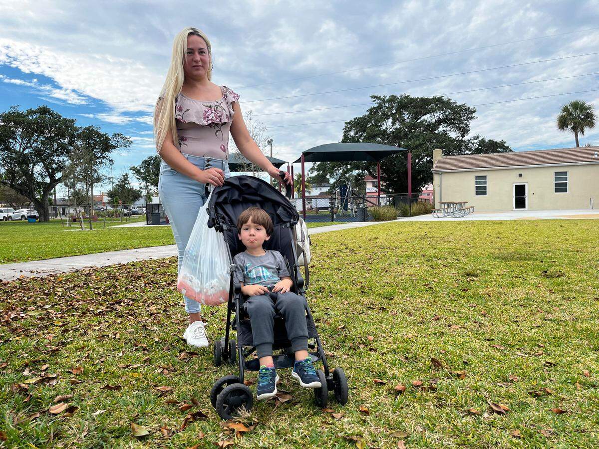 Vitia Acosta, de 33 años, y su hijo de tres años, Faruk Díaz asisten a evento auspiciado por Walking One Step y The Children Trust para conocer a qué servicios de ayuda pública califica la familia