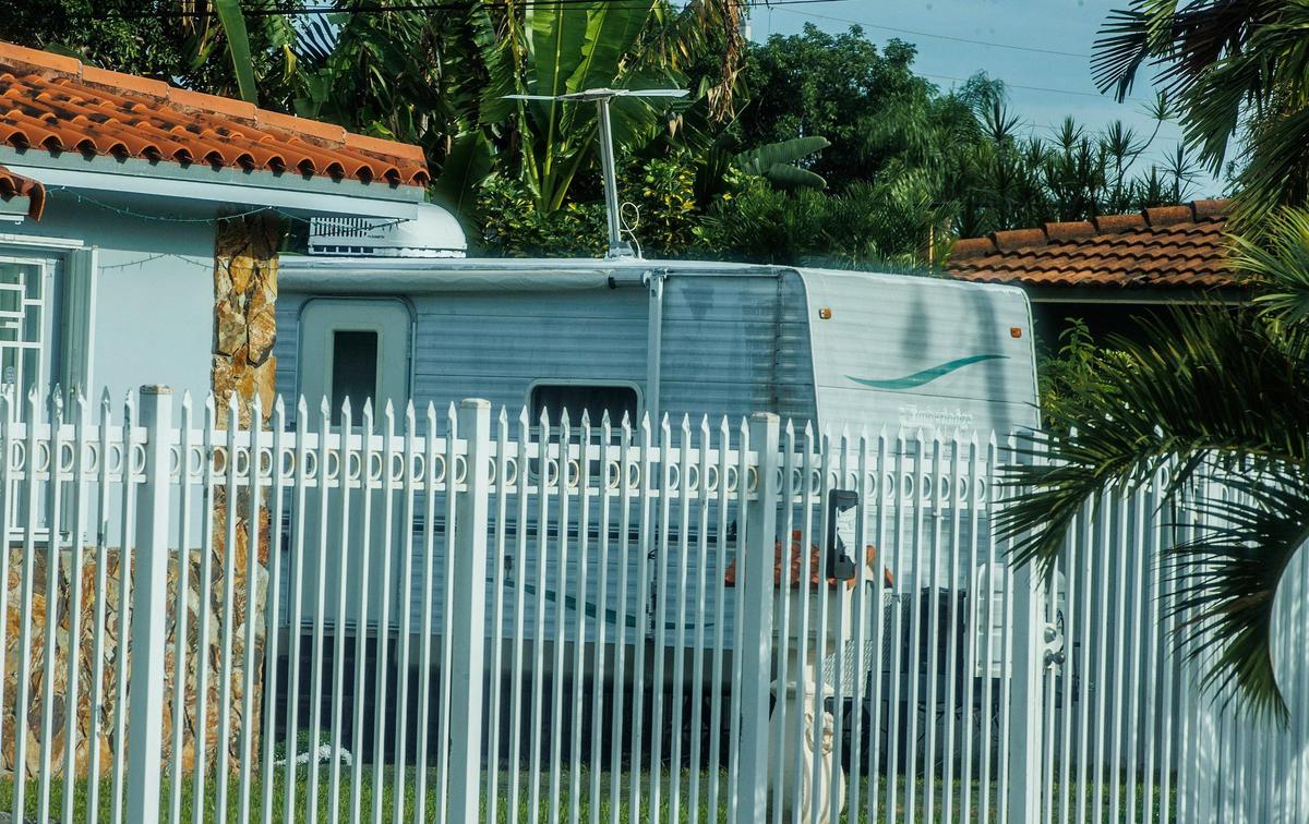 Casa rodante en una casa de Hialeah. La ciudad está buscando un mecanismo para endurecer las normas sobre su uso para evitar que sean alquiladas como viviendas alternativas. Hialeah, FL, martes 36 de septiembre, 2023