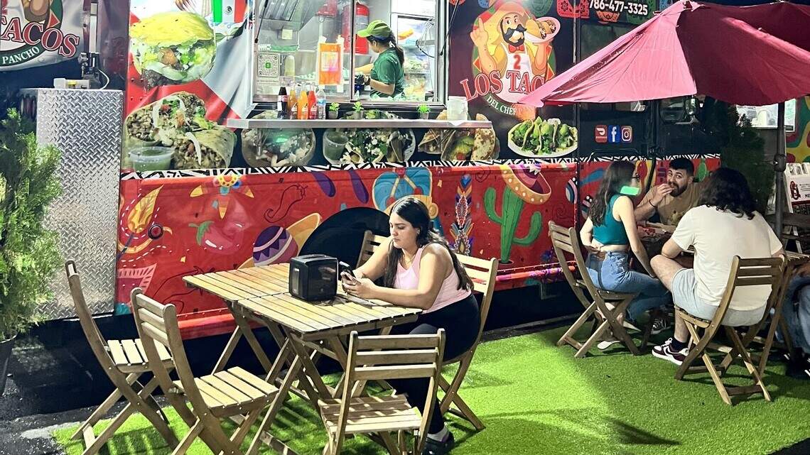 Comerciantes en Hialeah proponen distancia y horario nocturno para food trucks. Alegan daño económico