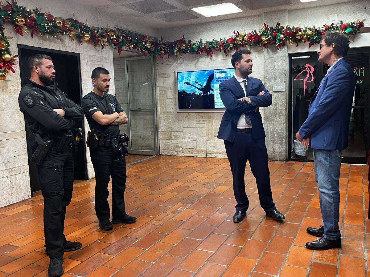 Residente de Hialeah, José Azze, fue expulsado del Ayuntamiento luego de alterado verbal en la sesión por un parque que él dice intenta “salvar”. El concejal Bryan Calvo medió con los policías, quienes le indicaron a Azze que no podría volver a ingresar a la sesión el 12 de diciembre por tener una actitud “disruptiva”, pero podría asistir a futuros eventos.