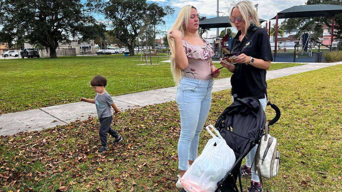Amanda Gorski, directora asociada de Políticas Públicas y Participación Comunitaria The Children’s Trust le explica a Vitia Acosta, residente de Hialeah, junto a su hijo de tres años, Faruk Díaz, cuáles son los programas de ayuda para cubrir el cuidado de su hijo