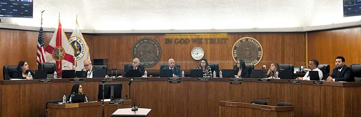 Sesión del concejo de Hialeah donde fue expulsado un residente con la policía. El debate entre los concejales estuvo acalorado por los antecedentes criminales del asistente de la nueva concejal Angélica Pacheco