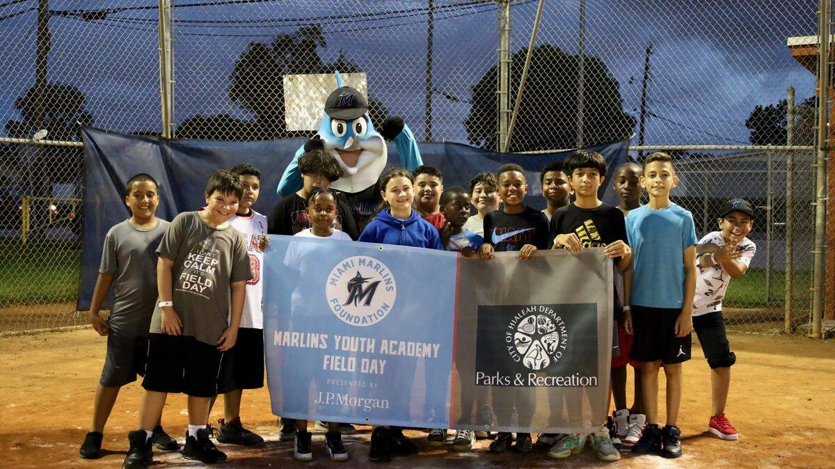 Niños de la ciudad de Hialeah que podrían participar en la nueva liga infantil de béisbol creada en alianza con los Marlins de Miami