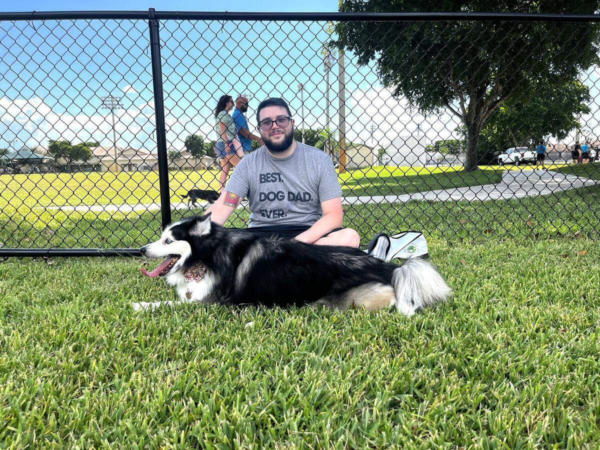 Luna, una Pomsky, de 4 años y medio, luce extenuada después de haber disfrutado el parque para perros que ha adecuado la alcaldía de Hialeah en Goodlet Park. Su dueño Christopher Sánchez la acompaña
