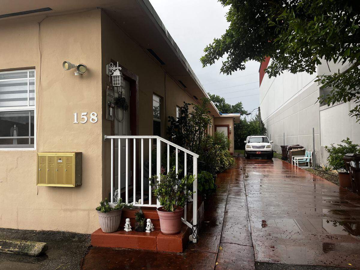 Los dueños del edificio 158 West 6th St emitieron un aviso de termino del contrato con los inquilinos al estimar que la propiedad tiene riesgos estructurales en el techo, que comprometen la habitabilidad de la misma. Una situación que ha dejado en estado de vulnerabilidad a las cuatro familias que viven allí
